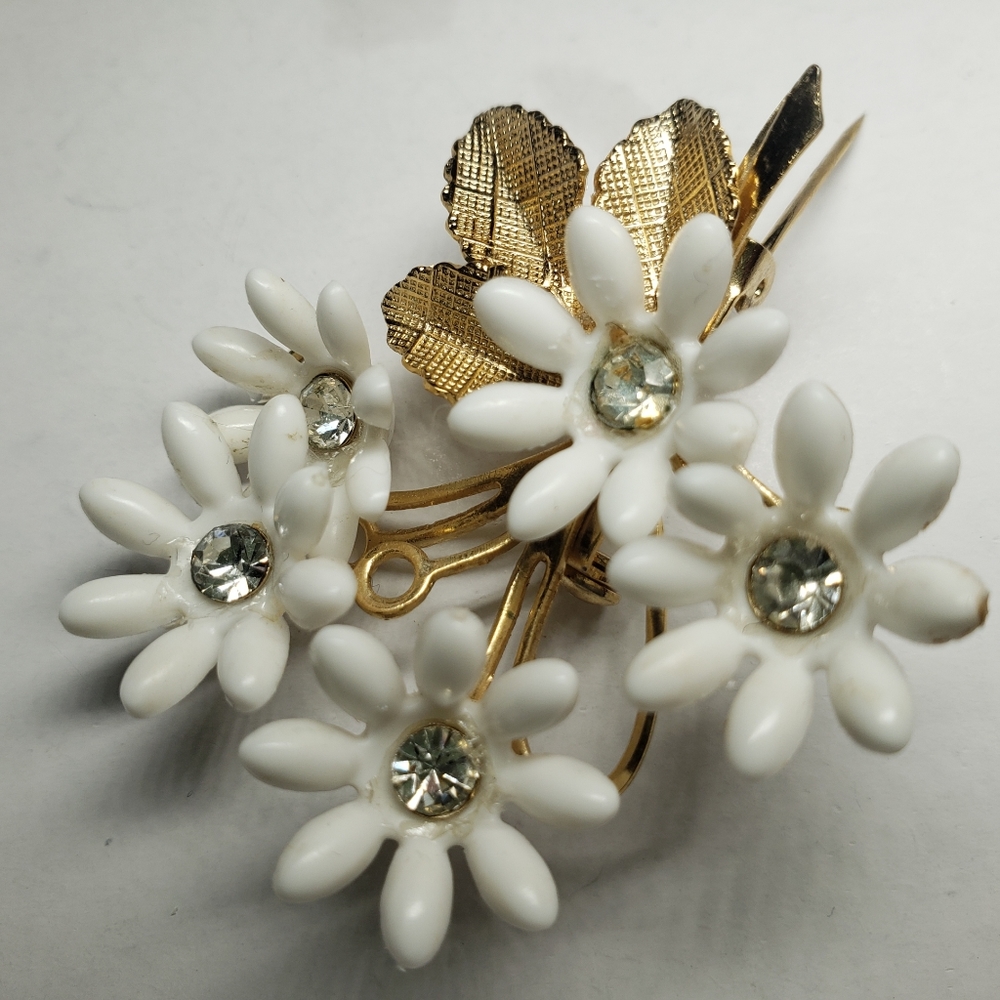 Vintage daisy brooch, 2"x1 1/2" white and gold tone